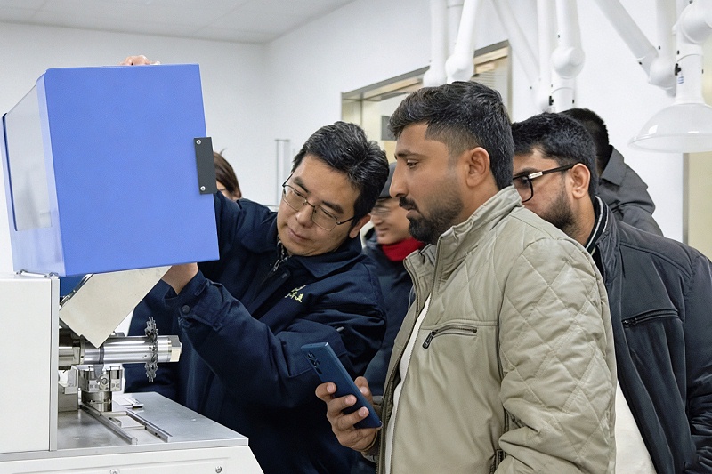 参观研发实验室