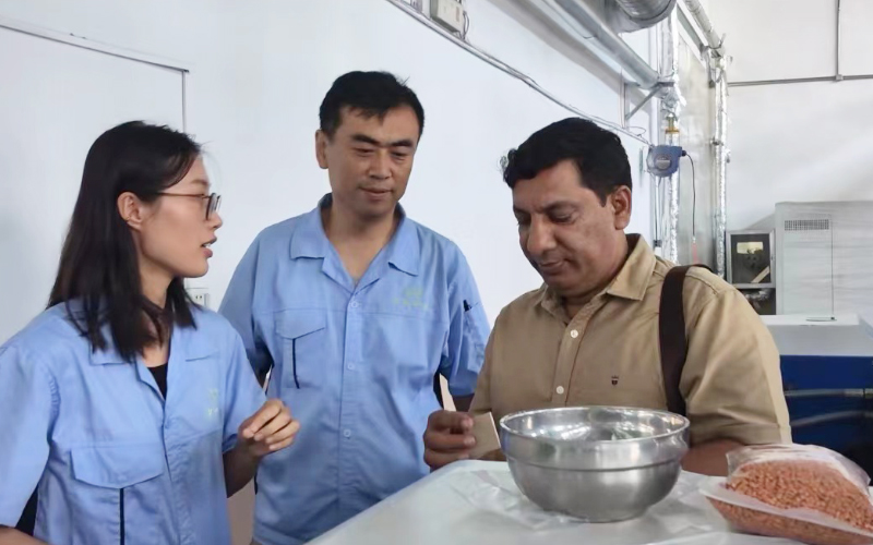 国外客户参观研发车间