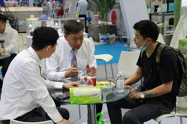 第23届青岛（国际）塑料产业展览会现场，中新华美接待朋友们咨询