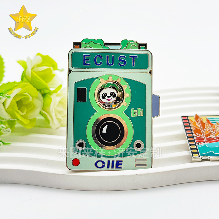 华东理工大学第八届进博会复古相机徽章，潮玩徽章与校园文创的碰撞！