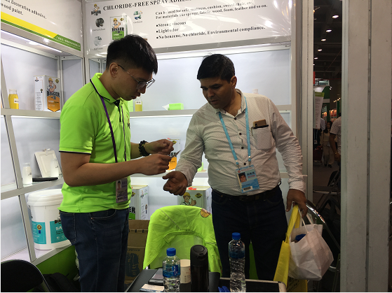 广交会第二天:一哥床垫喷胶展位访客络绎不绝