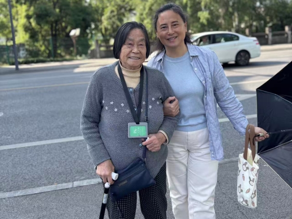 长者家属陪伴长者参加踏青活动