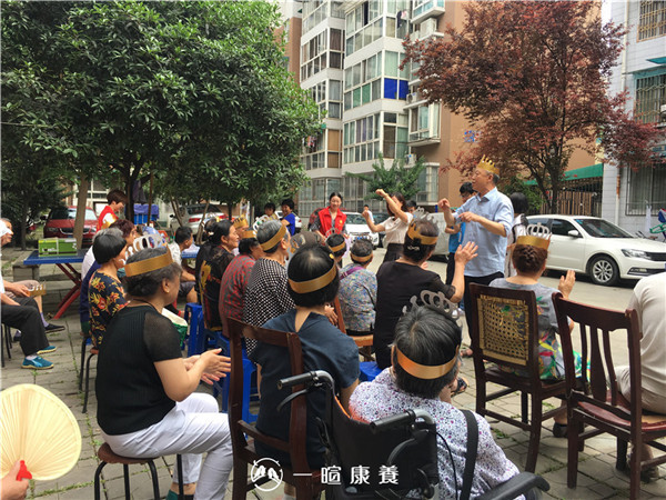 爷爷带领合唱