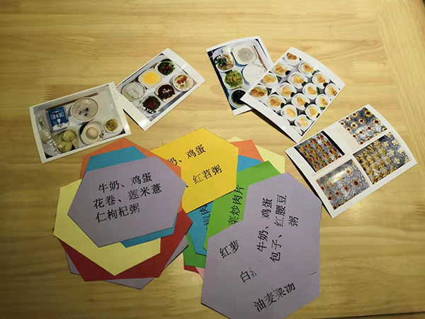 一暄康养照护师们在认真做手工3