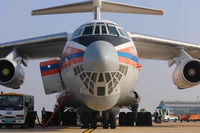 俄罗斯派专机援助中国