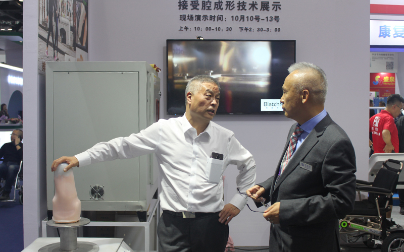 公司董事长刘艳红先生想残联领导介绍最新接受腔制作技术