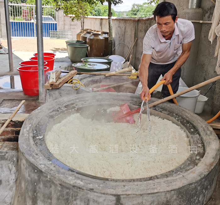 魏老师上门指导酿酒设备安装，并发酵第一锅大米酒