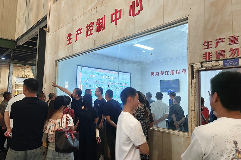 彭山葡萄种植户参观爱隆科技有机微量元素生产基地