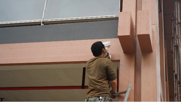 如何看待小区楼顶安装高清监控——欣荣泰工人施工现场