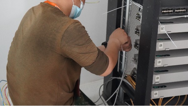 网络监控系统综合布线方法和安装步骤——欣荣泰工人施工现场