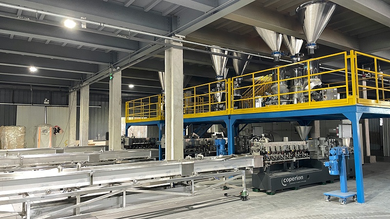 青岛中新华美塑料有限公司生产车间