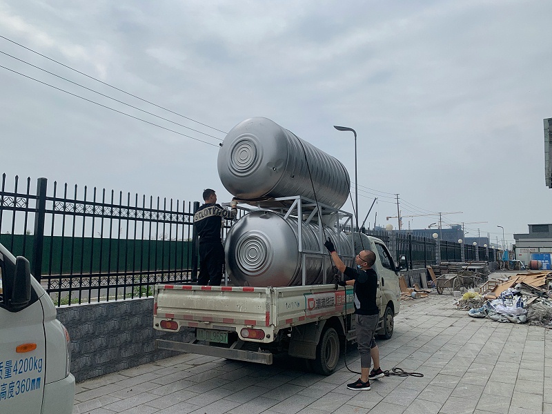 地下水处理设备吊装上5楼 地下水处理设备吊装上5楼