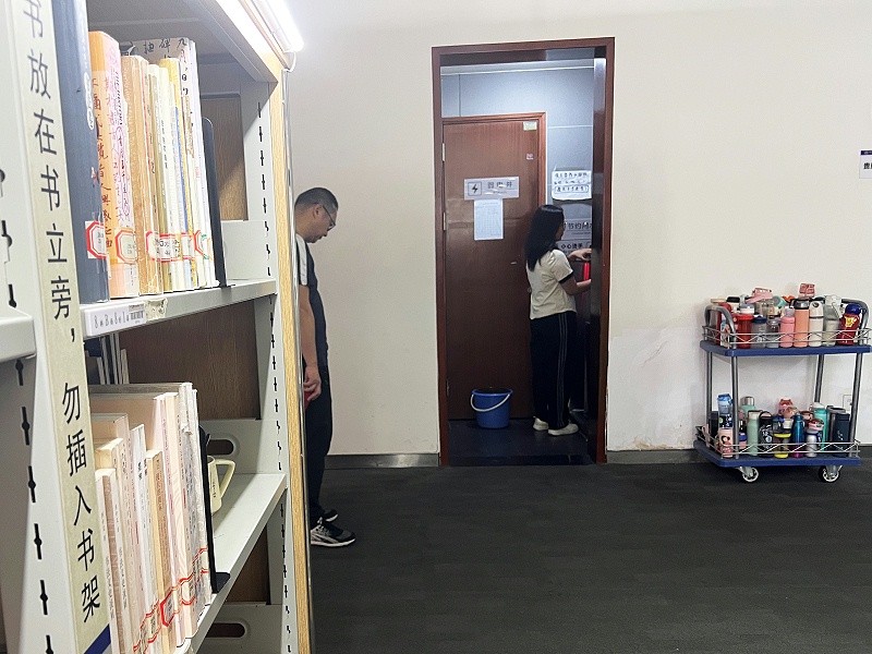 四川省图书馆直饮水机排队接水 四川省图书馆直饮水机排队接水