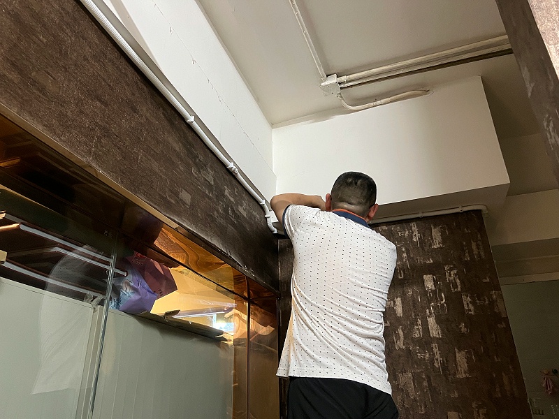 售后工程师铺设直饮水机管路 售后工程师铺设直饮水机管路