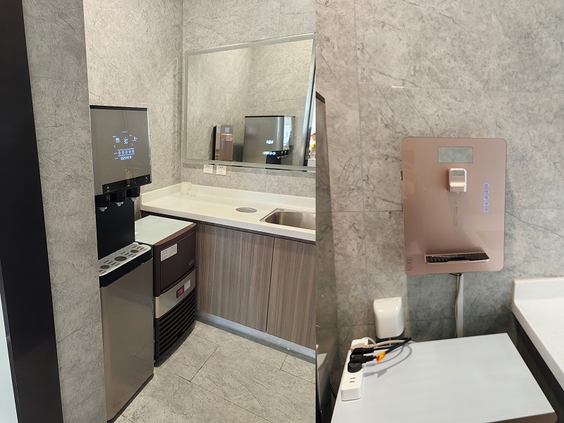 直饮水机租赁B60+壁挂式管线机017S(主机在橱柜里,没有拍摄) 直饮水机租赁B60+壁挂式管线机017S(主机在橱柜里,没有拍摄)