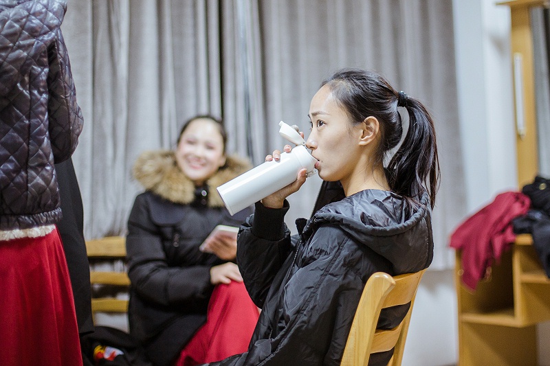 学生喝水 学生喝水