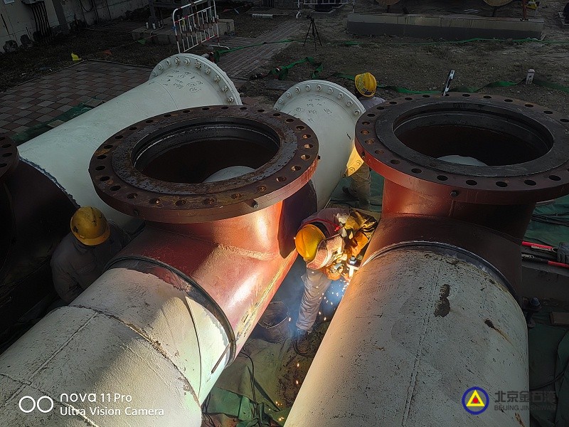 14实华原油储备基地扩能9001000封堵项目第二个管件横缝焊接完成第三条900管线开始焊接横缝 14实华原油储备基地扩能9001000封堵项目第二个管件横缝焊接完成第三条900管线开始焊接横缝