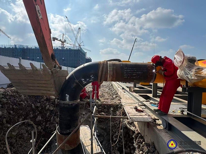 56舟山安装项目1016管线焊接，610管线对口，放空管线除锈刷漆