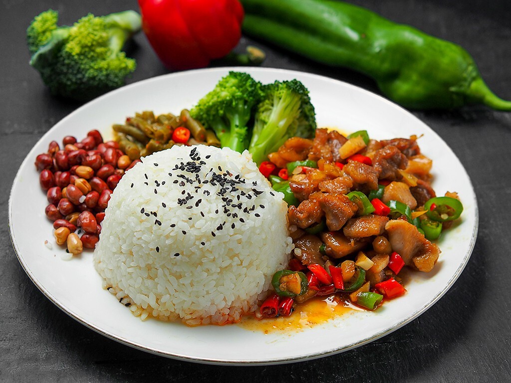 宫保鸡丁盖浇饭 宫保鸡丁盖浇饭